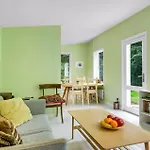 2 Bedroom Lovely In Сasa de vacaciones *