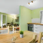 Сasa de vacaciones 2 Bedroom Lovely In